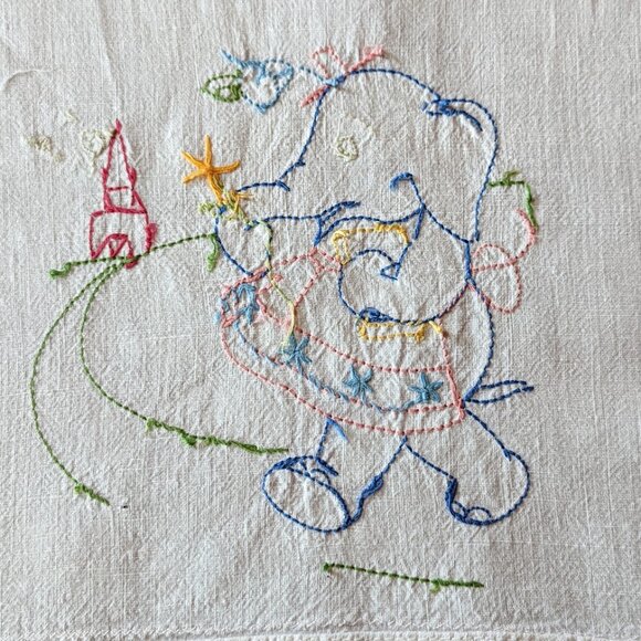 15% OFF Vintage Elephant Wearing Apron Hand Embroidered Nursery Doily c1950s/60s - Picture 2 of 7